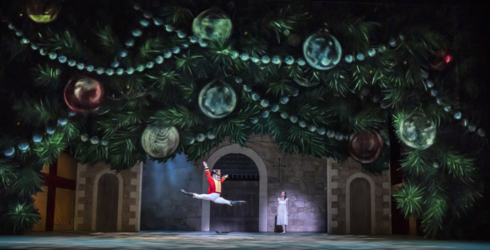 Záběry z klasického představení Louskáček v podání  Anglického národního baletu.