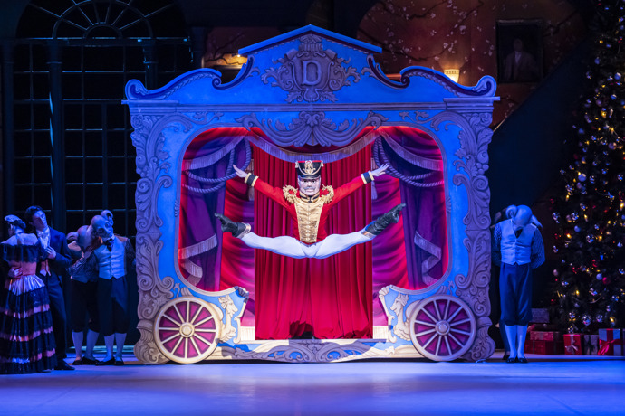 Záběry z klasického představení Louskáček v podání  Anglického národního baletu.