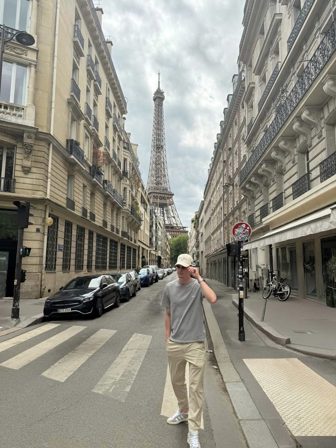 Adam v létě cestoval.