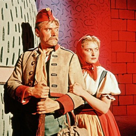 Byl známý tím, že byl sukničkář (snímek z filmu Hrátky s čertem).