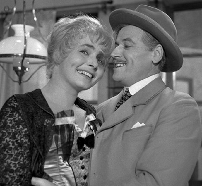 Kupříkladu pomáhal své sousedce Jiřině Šiklové s ukrytím nevhodných knih před StB (snímek z filmu Harlémská tragédie).