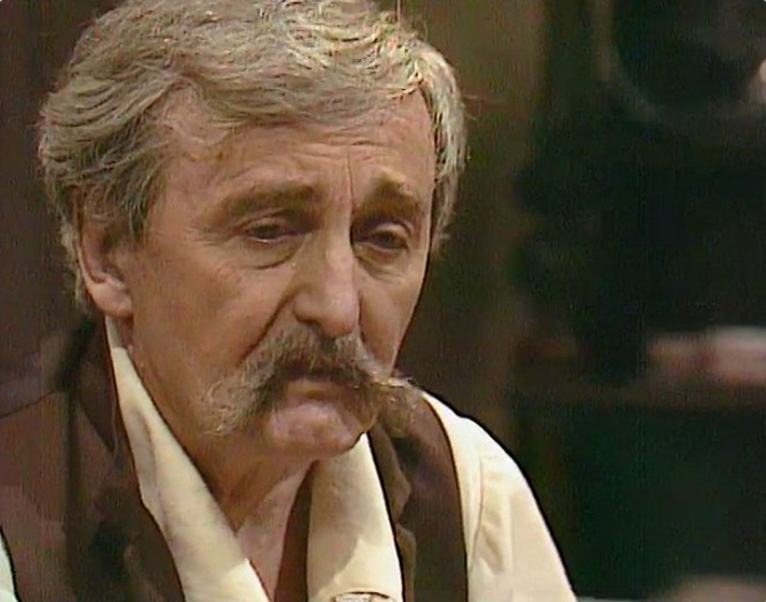 Pohádka O Rozárce a zakletém králi pojednává o starém kupci, který jednou přespí v opuštěném zámku. Ráno utrhne pro svou dceru Rozárku ze zahrady růži. To ale naštve zakletého krále... (na snímku je Zdeněk Řehoř).