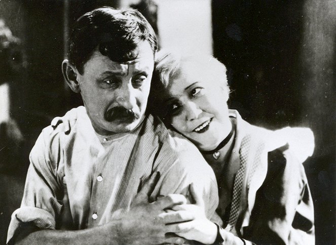 Historie ostrostřelců sahá až do středověku, kde měli za úkol chránit města. Na snímku Vlasta Burian a Růženou Šlemrovou, zahráli si manželský pár.