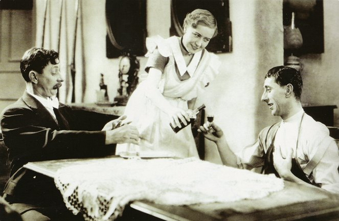 Snímek z filmu Anton Špelec, ostrostřelec: Vlasta Burian, Růžena Šlemrová a Jindřich Plachta.