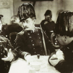 Na snímku z flimu Anton Špelec, ostrostřelec jsou Jaroslav Marvan, Vlasta Burian a Karel Postránecký.