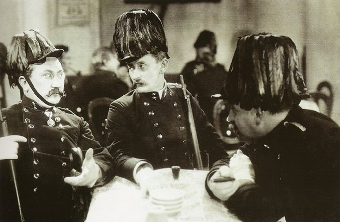 Na snímku z flimu Anton Špelec, ostrostřelec jsou Jaroslav Marvan, Vlasta Burian a Karel Postránecký.                        