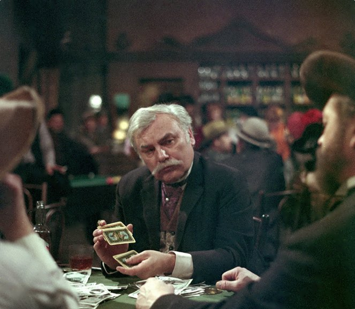 Brakýři: Děj sleduje příchod hlavního hrdiny Jacka McMurda do údolí, které ovládá gang Brakýřů (na snímku je herec Petr Haničinec, ve filmu si ale také zahrál Zdeněk Rytíř).