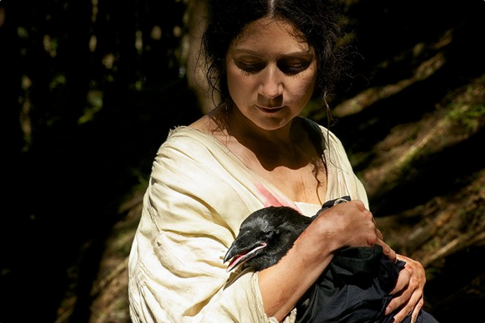 Sedmero krkavců: Mladá dívka musí zbavit své bratry kletby, kterou na ně uvrhla jejich matka (Martha Issová).