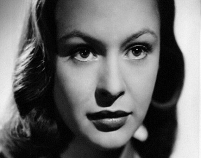 Herečka Irena Kačírková neměla štěstí v lásce. Vdaná byla pouze jednou a manželství vydrželo tři roky. Vzešla z něj její jediná dcera, Kristina.