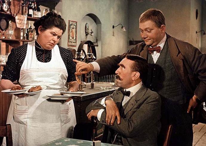 Dobrý voják Švejk: Josef Švejk - obchodník se psy a člověk s diagnózou notorického blba, který je zatčen po sarajevském atentátu a později povolán do armády. Na snímku jsou Olga Karásková, František Filipovský a Rudolf Hrušínský.