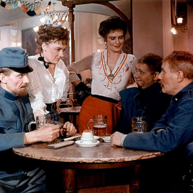 snímek z filmu Dobrý voják Švejk (Josef Kemr, Alena Kreuzmannová, Jiřina Steimarová, Rudolf Hrušínský, Josef Šidlichovský)