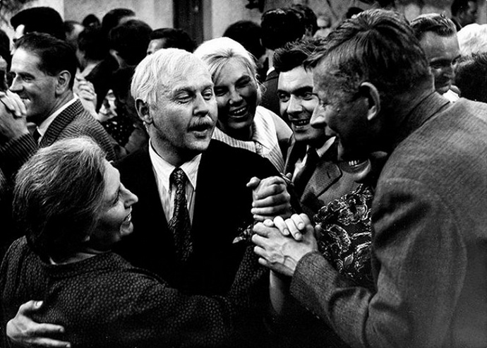 snímek z filmu Tři chlapi v chalupě (Stella Zázvorková, Lubomír Lipský st., Ladislav Trojan, Jan Skopeček)