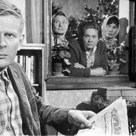 Marcela Martínková měla před sebou slibnou kariéru (snímek je z filmu Tři chlapi v chalupě, kde si také zahrála). Na fotce je Jan Skopeček, v pozadí Jiřina Steimarová, Míla Myslíková a Marcela Martínková.