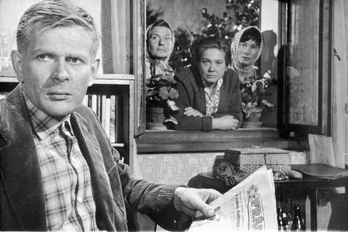 Marcela Martínková měla před sebou slibnou kariéru (snímek je z filmu Tři chlapi v chalupě, kde si také zahrála). Na fotce je Jan Skopeček, v pozadí Jiřina Steimarová, Míla Myslíková a Marcela Martínková.