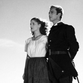 snímek z filmu Divá Bára (Vlasta Fialová, Robert Vrchota).