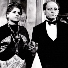 Vlasta Fialová patřila mezi nejkrásnější prvorepublikové herečky (záběr z filmu Legenda o živých mrtvých, na snímku je Vlasta Fialová a Milan Pásek).