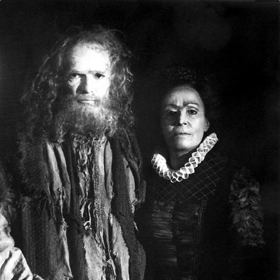 Strašidlo v ní bojuje proti Američanům, kteří koupili anglický zámek, v němž přebývá (na snímku Jiří Bartoška a Jiřina Bohdalová).