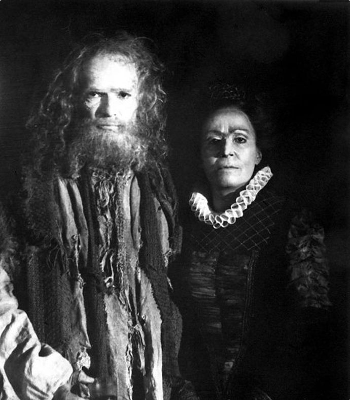 Strašidlo v ní bojuje proti Američanům, kteří koupili anglický zámek, v němž přebývá (na snímku Jiří Bartoška a Jiřina Bohdalová).