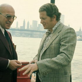 Herec se stal kmotrem Jennifer Aniston. Byl blízkým rodinným přítelem.