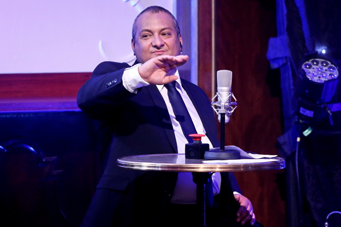 Vídat jsme ho mohli za mikrofonem, jak vtipně glosuje dění. 