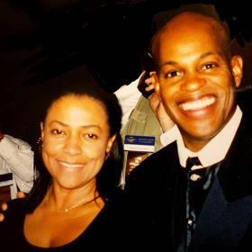 Jubilant Sykes byl ubodán.