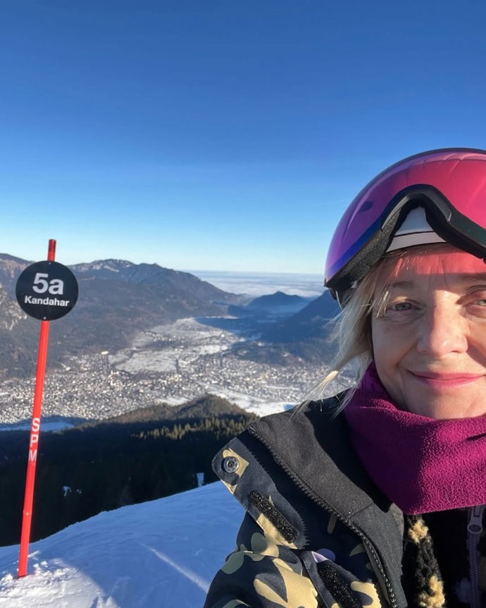 Poté, co jí ukradli lyže v Krkonoších, zase jezdí.