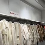 Nenakupujte zbrkle a vybírejte kousky, které buď potřebujete, aby doladily váš šatník, nebo jsou tak kvalitní, že se vám jednoduše budou hodit. 