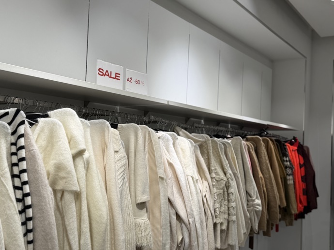 Nenakupujte zbrkle a vybírejte kousky, které buď potřebujete, aby doladily váš šatník, nebo jsou tak kvalitní, že se vám jednoduše budou hodit. 