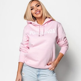 Denise Ayverdi se svým merchem.