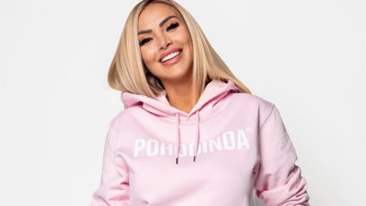 FOTO: Denise Ayverdi se svým merchem.