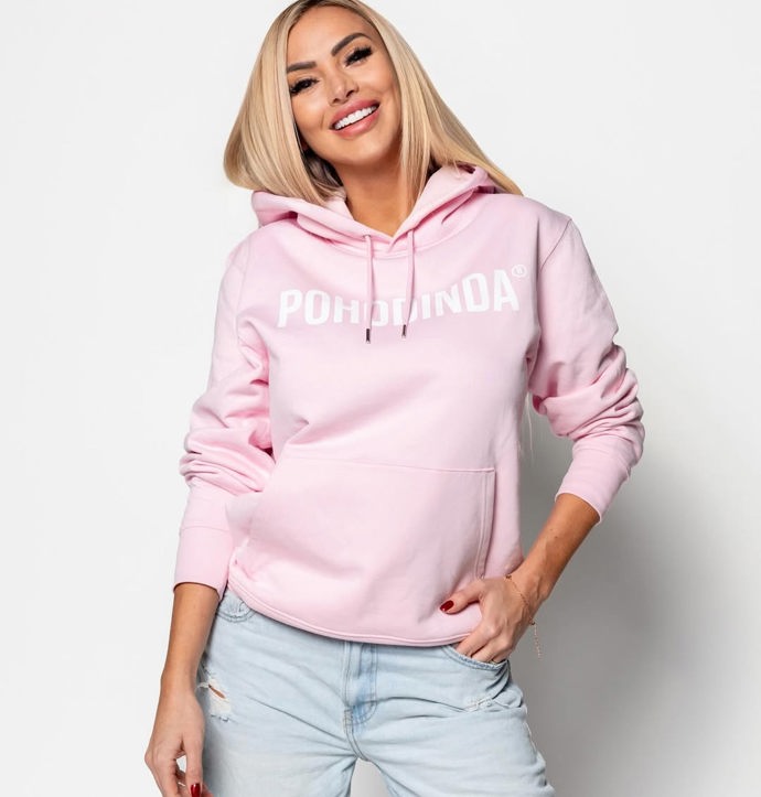 Denise Ayverdi se svým merchem.