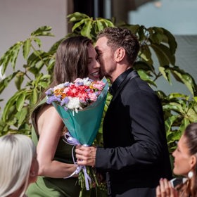 Natálie Krumlovská dostala kytku. 