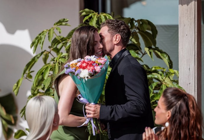 Natálie Krumlovská dostala kytku. 