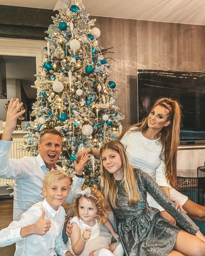V roce 2022 byla také celá rodinka pospolu a stromek byl laděn do modrobílé. 