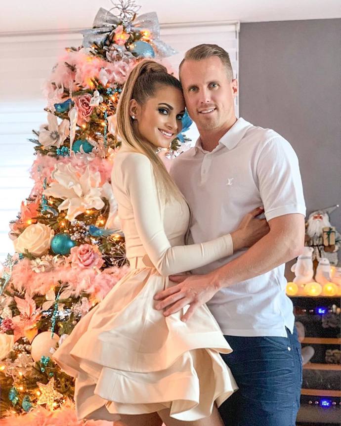 Manželé Limberští u stromku v roce 2018. 