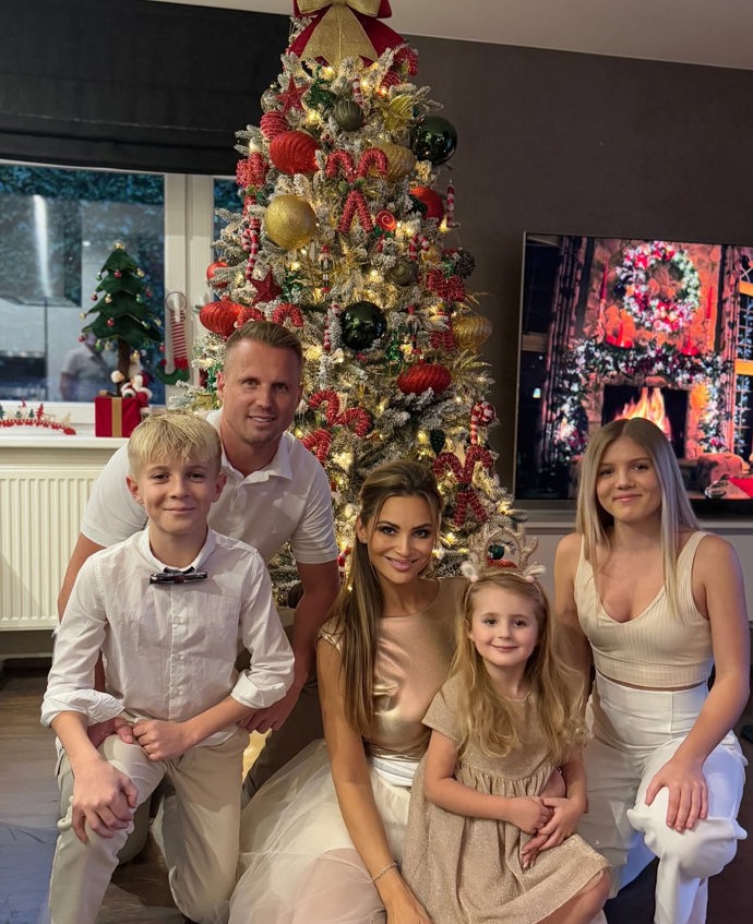 Vánoční strom Lenky a Davida Limberských v roce 2024. Nejmladší Lilien v popředí je dcerou manželů, syn David a dcera Natálie jsou z fotbalistpva předešlého vztahu. 