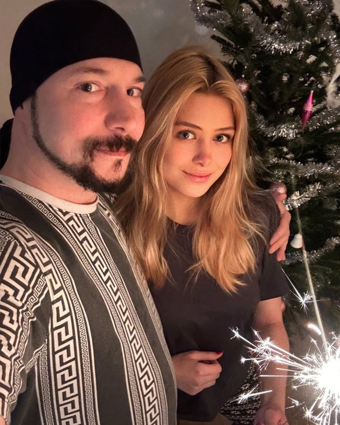 Lucie Matušová s Bohušem Matušem před rokem u vánočního stromečku.