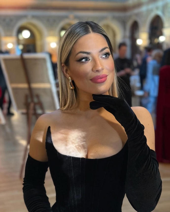 Do třetice blondýn, které černý sametový model vynesly, patří i moderátorka Eva Perkausová.