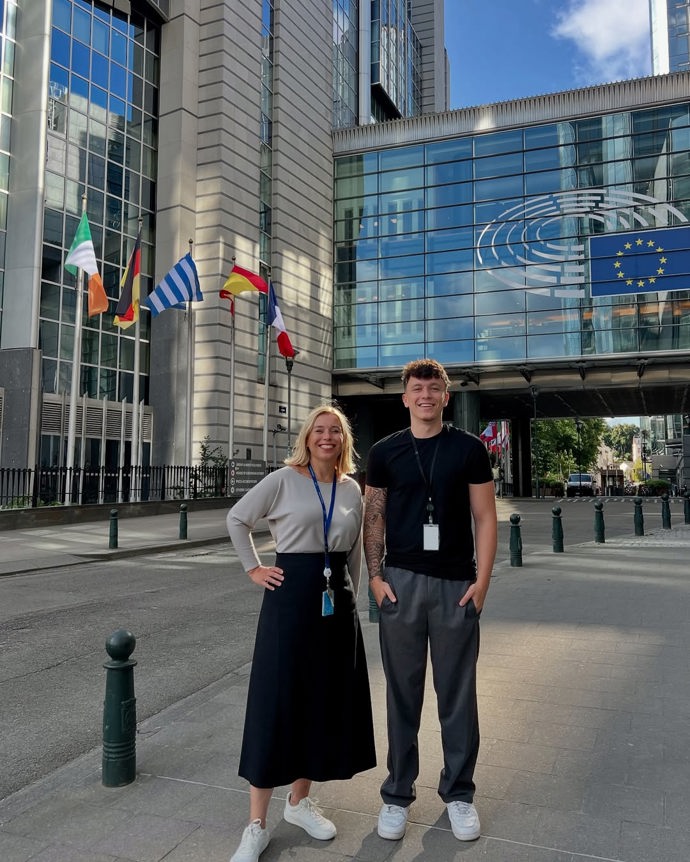 Filip Neruda navštívil svou maminku v Bruselu.