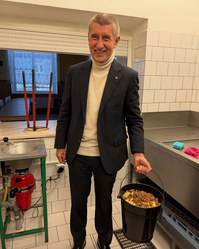 Andrej Babiš se kbelíkem plným vyhozeného jídla.