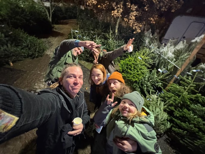 Ivan Bartoš vybírá s rodinou vánoční stromek.