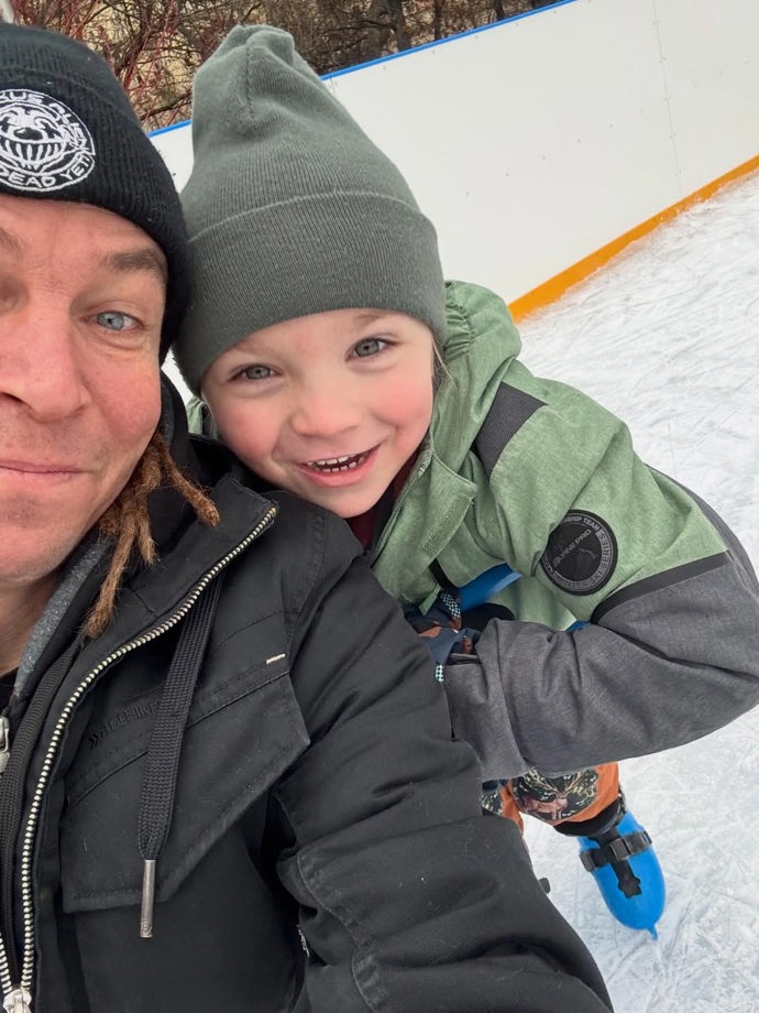 Ivan Bartoš vzal svého pětiletého syna Bertíka na brusle.
