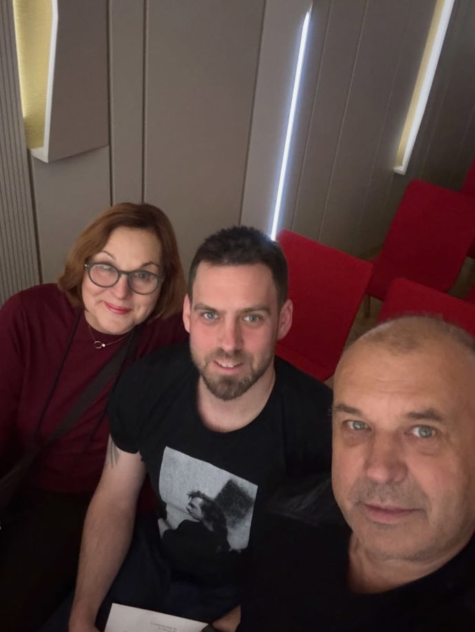 Matěj Rychlý sdílel snímek s rodiči.