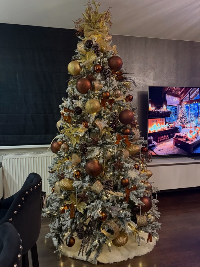 Letošní stromeček u Limberských je velice elegantní. Je vidět, že zdobení zabere mnoho hodin. 