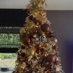 Barvy na stromku k sobě krásně sedí a je zde znovu vidět precizní práce, aby byla všechny místa pečlivě ozdobena. 