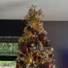 Barvy na stromku k sobě krásně sedí a je zde znovu vidět precizní práce, aby byla všechny místa pečlivě ozdobena.