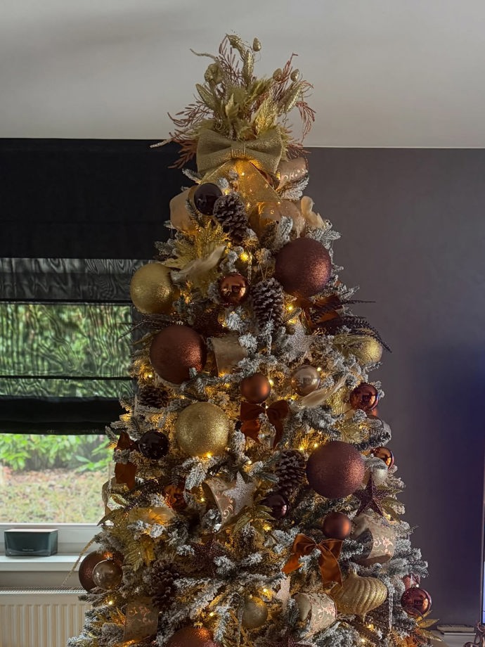 Barvy na stromku k sobě krásně sedí a je zde znovu vidět precizní práce, aby byla všechny místa pečlivě ozdobena. 