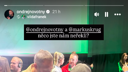 FOTO: Oba dorazili ve stejném outfitu.