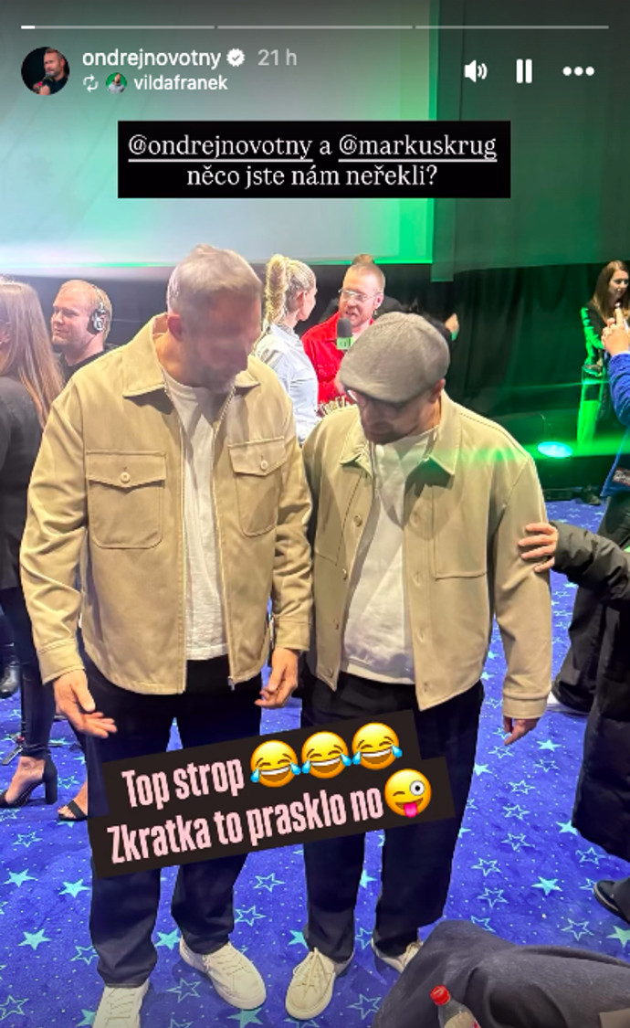 Oba dorazili ve stejném outfitu.