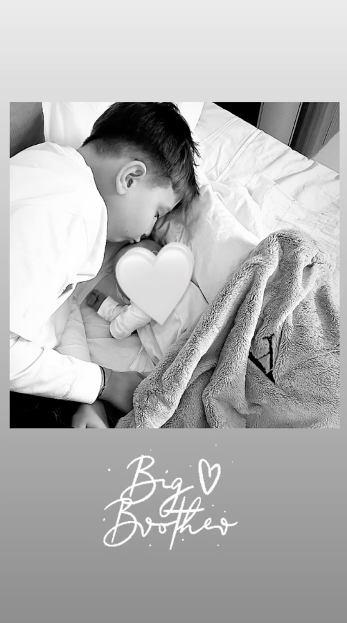 Syn André přivítal svou sestru.